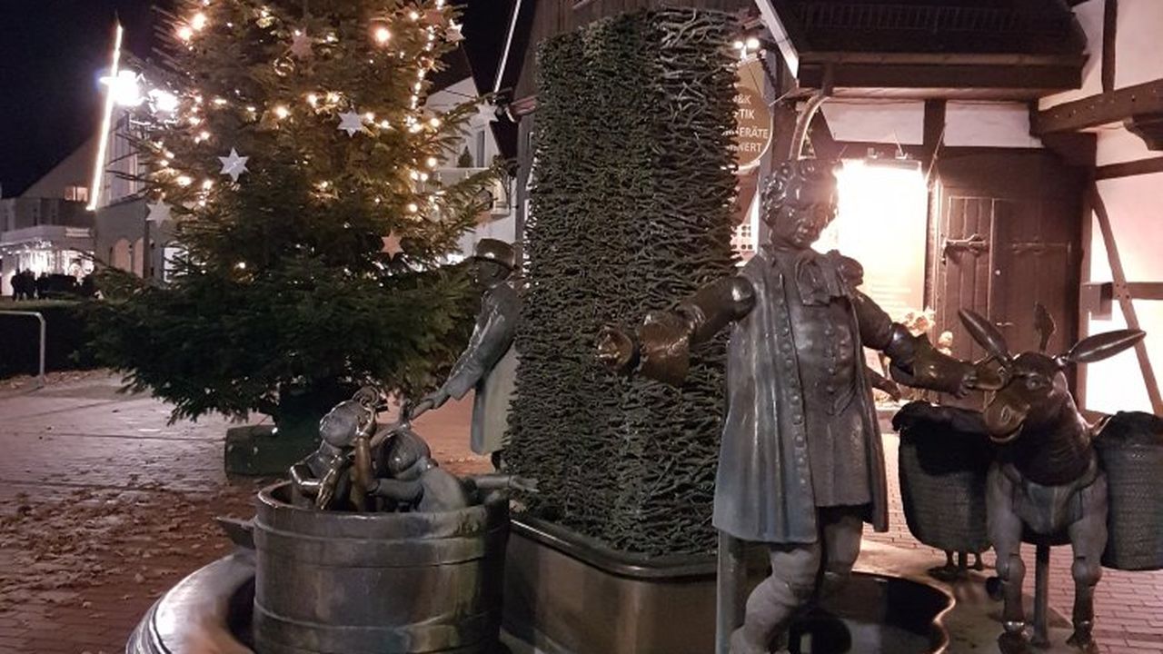Der Salzbrunnen im Stadtzentrum am Abend Der Salzbrunnen im Stadtzentrum am Abend